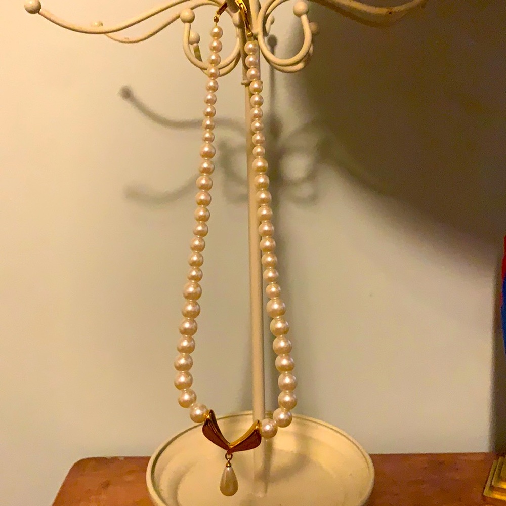 Faux Pearl Necklace with Gold/Pearl Accent Pendant